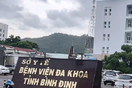 Bị cấm bán hàng rong, người phụ nữ lăng mạ lực lượng phòng dịch