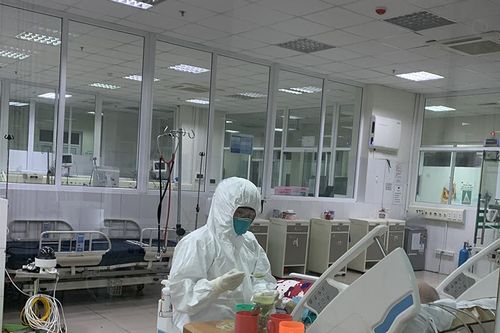 Bệnh nhân 161 mắc Covid-19 cơ lực yếu, tiếp tục thở máy