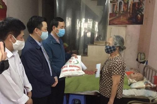 MTTQ huyện Thanh Trì trao quà cho hàng nghìn trường hợp cần hỗ trợ