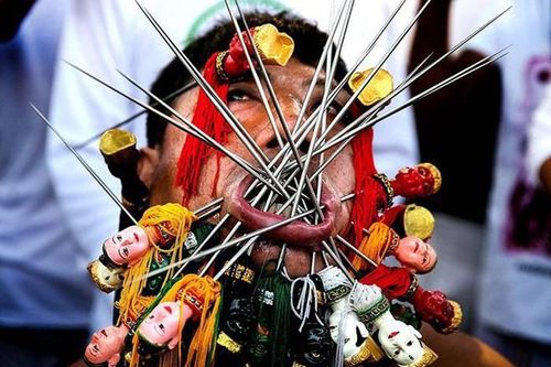 'Rợn người' trước những nghi lễ đáng sợ trên thế giới