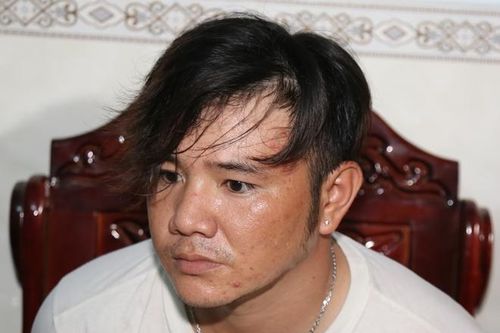 Tàng trữ 'hàng đá' cùng nhiều hung khí nguy hiểm