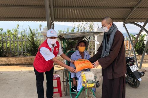 Nhóm Thiện nguyện Lá Bối trao 200 suất quà cho người có hoàn cảnh khó khăn ở Đơn Dương
