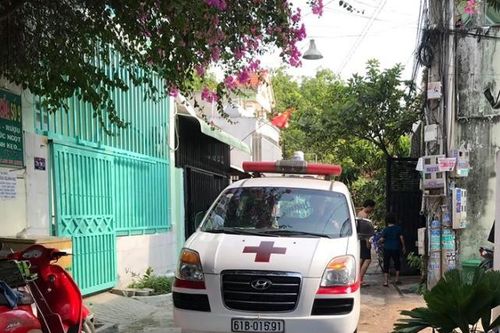 Chồng phát hiện vợ trong tư thế treo cổ sau khi lời qua tiếng lại