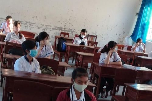 Học sinh ngồi cách nhau 2 mét trong ngày đầu tới trường