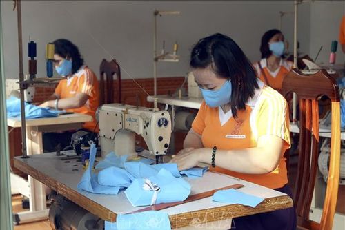 Nhóm thiện nguyện may khẩu trang phát cho người nghèo ở Điện Biên