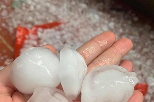 Nghệ An: Hàng trăm nhà dân bị hư hỏng sau trận lốc xoáy kèm mưa đá