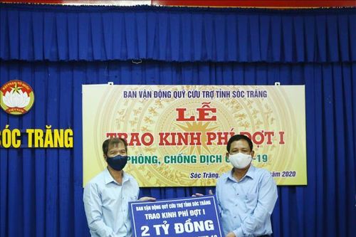 Trao hơn 2 tỷ đồng cho Quỹ phòng, chống dịch COVID-19 tỉnh Sóc Trăng