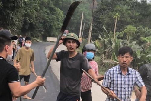 Tạm giam 3 kẻ côn đồ đập phá ô tô, đánh người trước mặt công an