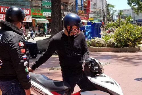 Dựng hiện trường thanh niên đạp cảnh sát giao thông rồi bỏ chạy khi bị phạt lỗi không đeo khẩu trang