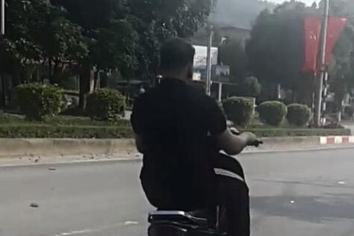 Bốc đầu xe máy, bị phạt nguội 9,2 triệu đồng