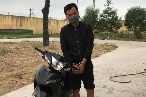 Chân tướng kẻ chuyên mặc áo mưa khi…trời không mưa