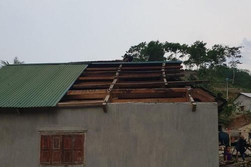Hàng trăm ngôi nhà ở Nghệ An bị hư hỏng do mưa đá, lốc xoáy