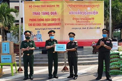 Bộ CHQS Quảng Trị hỗ trợ Bộ CHQS Savannakhet phòng,chống COVID-19
