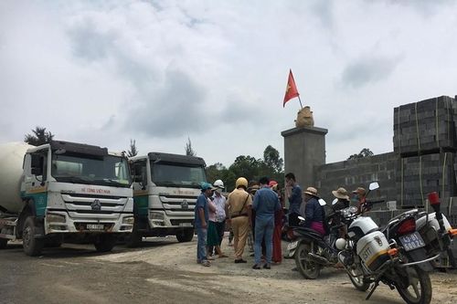 Người dân chặn xe doanh nghiệp đòi chi trả tiền hỗ trợ bụi