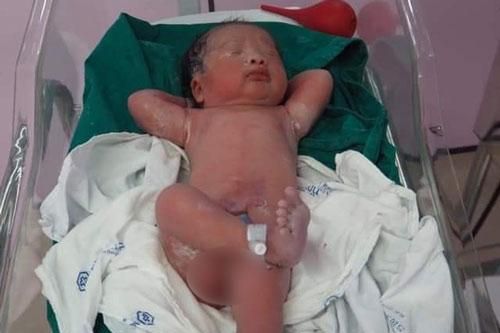 Em bé vừa chào đời đã 'nổi đình nổi đám' trên mạng xã hội vì tư thế ngủ 'cực bá đạo'