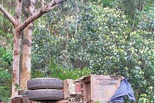 Điện Biên: Lật xe tải chở cát tài xế bất tỉnh trong cabin