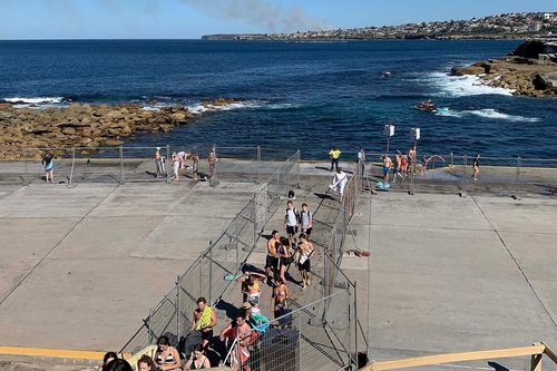 Sydney vừa mở cửa bãi biển đã phải đóng lại vì dân ùa ra đông đúc