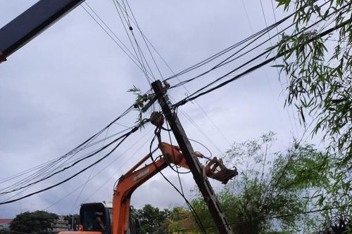 Khẩn trương khắc phục sự cố lưới điện do giông lốc