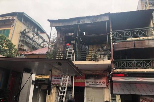 Đám cháy lại bùng phát tại ngôi nhà trên phố Hàng Ngang