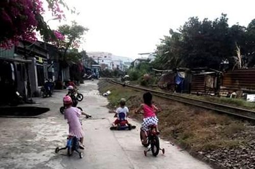 Nguy cơ mất an toàn vì sống cạnh đường tàu không rào chắn