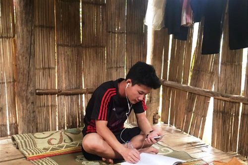 Dựng lán, đào củ kiếm tiền học trực tuyến trong mùa COVID-19