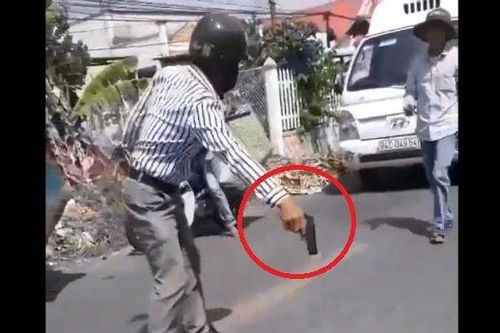 Bạc Liêu: Xác minh clip người đàn ông cầm súng chỉ trỏ sau va chạm giao thông
