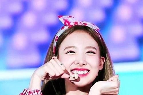 Nayeon (TWICE) khiến cộng đồng mạng 'dậy sóng' với phụ kiện băng đô vừa dịu dàng vừa cá tính