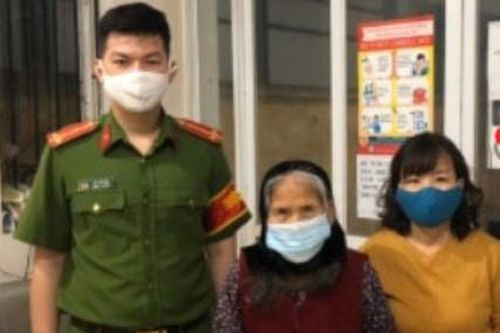 Cụ bà 88 tuổi lạc nhà, được các chiến sỹ Công an giúp đoàn tụ