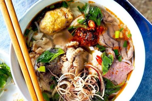 Bún bò và 6 món gắn liền điểm du lịch nổi tiếng Việt Nam