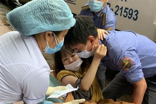 Các nhân viên đường sắt giúp sản phụ sinh con ngay trên tàu