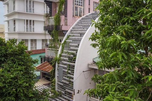 Ngôi nhà ống hẹp ở Sài Gòn với mặt tiền 'uốn cong' vô cùng ấn tượng