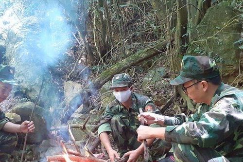 20 giờ trèo đèo, lội suối tìm kiếm 2 cô gái bị lạc trong rừng sâu