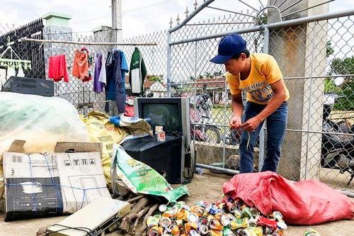 Mua tủ sắt cũ, anh ve chai tìm thấy gần 200 triệu đồng bên trong