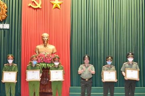Công an tỉnh khen thưởng các tập thể, cá nhân có thành tích xuất sắc trong phòng, chống dịch Covid-19