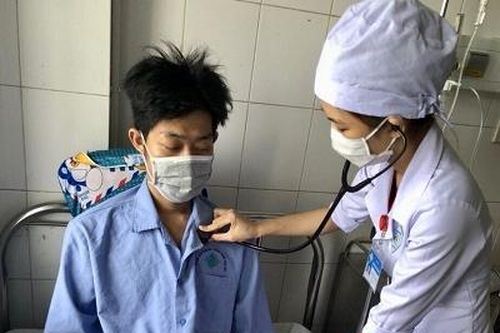 Người nhà xin về, bác sĩ quyết giữ lại 'xin' điều trị