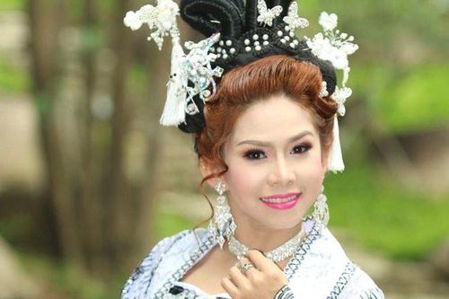 Nghệ sỹ cải lương Bình Tinh: 'Mùa COVID tôi livestream hát cải lương và bán hàng online'