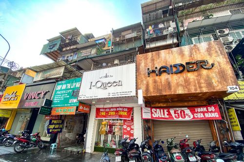 Nhiều tuyến phố thời trang đồng loạt treo biển giảm giá 'sốc' đến 80%