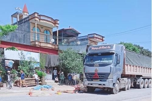Tuyên Quang: 2 người đi xe máy chết thảm sau va chạm với xe đầu kéo