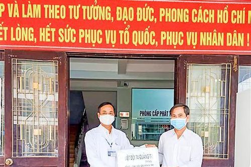 Trao tặng mũ che giọt bắn, khẩu trang, dung dịch rửa tay sát khuẩn phòng, chống COVID-19