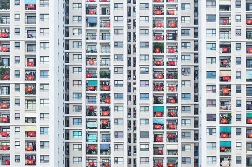 Người Ấn Độ chụp chung cư Hà Nội ngập sắc đỏ giữa dịch Covid-19