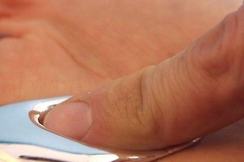 Kỳ lạ chuyện làm tan chảy kim loại bằng tay