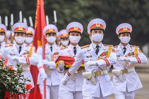 Hình ảnh ấn tượng sáng 30-4, kỷ niệm 45 năm thống nhất đất nước ở Hà Nội
