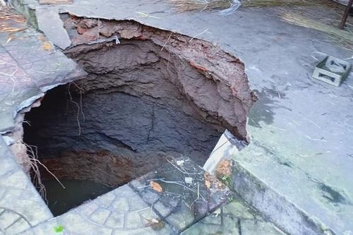 Hố tử thần bất ngờ xuất hiện suýt 'nuốt chửng' 6 người ở Hà Nội