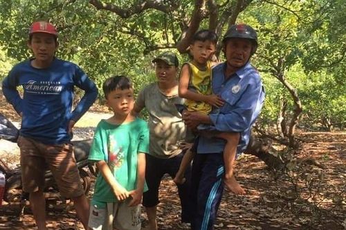 2 bé trai sinh đôi mất tích được tìm thấy ở chòi lá sâu trong vườn điều