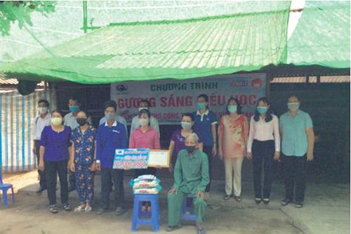 Trao học bổng 'Gương sáng hiếu học'