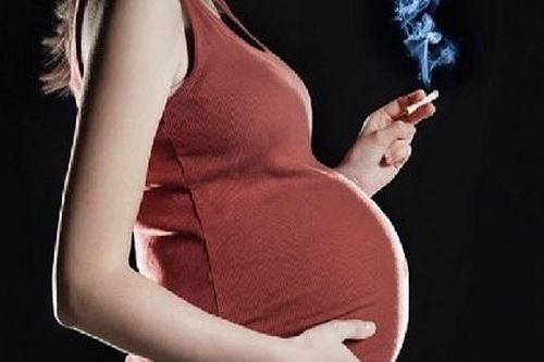 Mẹ hút thuốc tăng nguy cơ mắc hen suyễn ở trẻ, ngay cả khi chúng trưởng thành