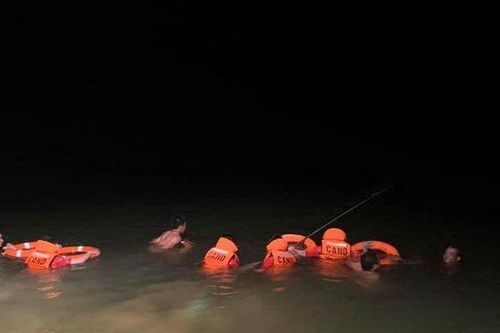 Hàng chục chiến sĩ ngâm mình trong nước giữa đêm tìm thi thể 2 chú cháu