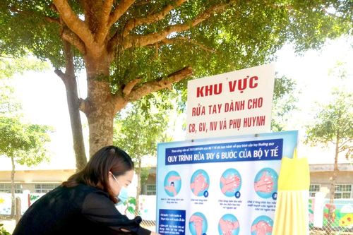 Thầy cô tranh thủ nghỉ lễ dọn vệ sinh, may khẩu trang tặng học sinh
