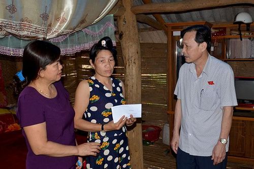 Thăm, tặng quà 5 hộ dân bị thiệt hại do mưa đá, giông lốc ở Mường Ảng