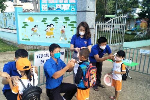 Huyện Đoàn Đạ Tẻh hỗ trợ các trường phòng dịch Covid-19, đón học sinh trở lại trường